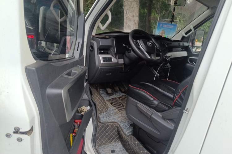Used Dongfeng Yufeng 2023 V9+ 2.0T Manual Front-Wheel-Drive Multi-Function Mid-Roof Van with 7/8/9 Seats Driver Seat