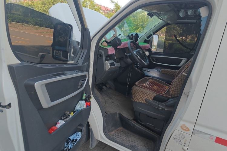 Used Dongfeng Yufeng 2023 V9+ 2.3T Manual Front-Drive Van Long Wheelbase High Roof 3-Seater Driver Seat