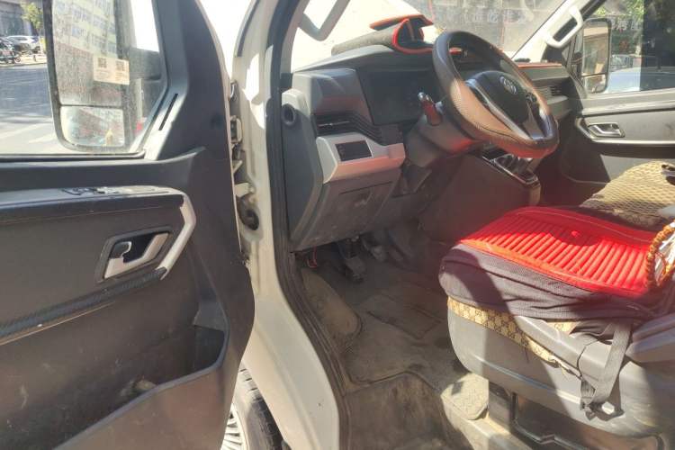 Used Dongfeng Yufeng 2023 V9+ 2.3T Manual Front-Drive Van Long Wheelbase Mid-Roof 3-Seater Driver Seat