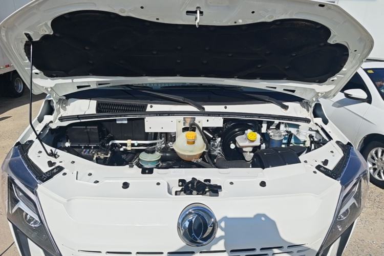 Used Dongfeng Yufeng 2023 V9+ 2.0T Manual Front-Drive Multi-Function Short-Chassis Mid-Height 5/6-Seater Engine Bay