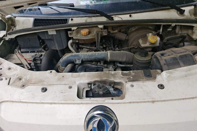 Used Dongfeng Yufeng 2023 V9+ 2.3T Manual Rear-Drive Cargo Van with Dual Rear Tires 3-Seater Engine Bay