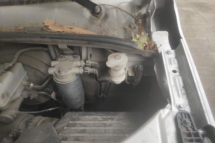 Used Dongfeng Yufeng 2023 V9+ 2.3T Manual Rear-Drive Cargo Van with Dual Rear Tires 3-Seater Engine Bay Left