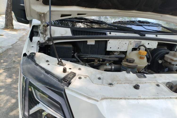 Used Dongfeng Yufeng 2023 V9+ 2.0T Manual Front-Wheel-Drive Multi-Function Mid-Roof Van with 7/8/9 Seats Engine Bay Right