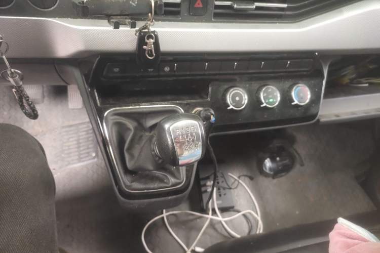 Used Dongfeng Yufeng 2023 V9+ 2.3T Manual Rear-Drive Cargo Van with Dual Rear Tires 3-Seater Gear Lever