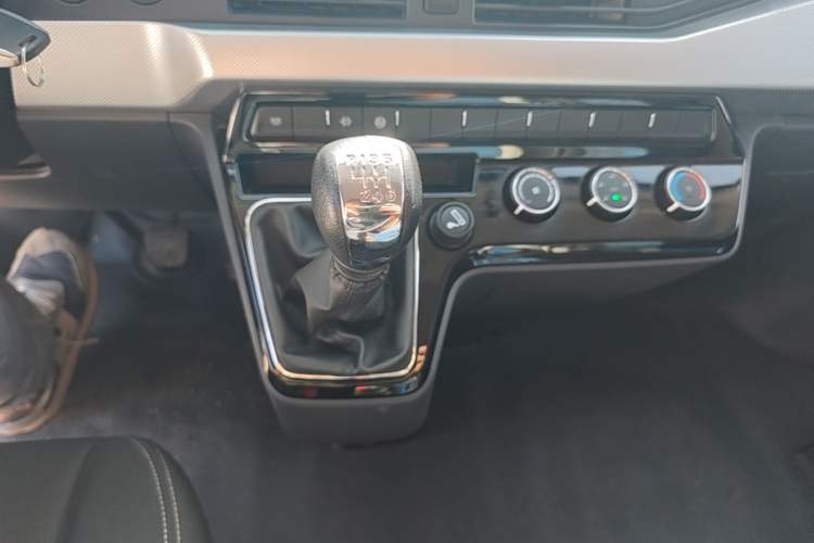 Used Dongfeng Yufeng 2023 V9+ 2.0T Manual Front-Drive Multi-Function Short-Chassis Mid-Height 5/6-Seater Gear Lever