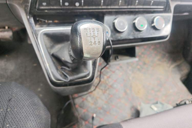 Used Dongfeng Yufeng 2023 V9+ 2.3T Manual Rear-Drive Cargo Van with Dual Rear Tires 3-Seater Gear Lever