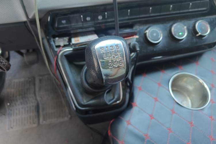 Used Dongfeng Yufeng 2023 V9+ 2.3T Manual Front-Drive Van Long Wheelbase High Roof 3-Seater Gear Lever