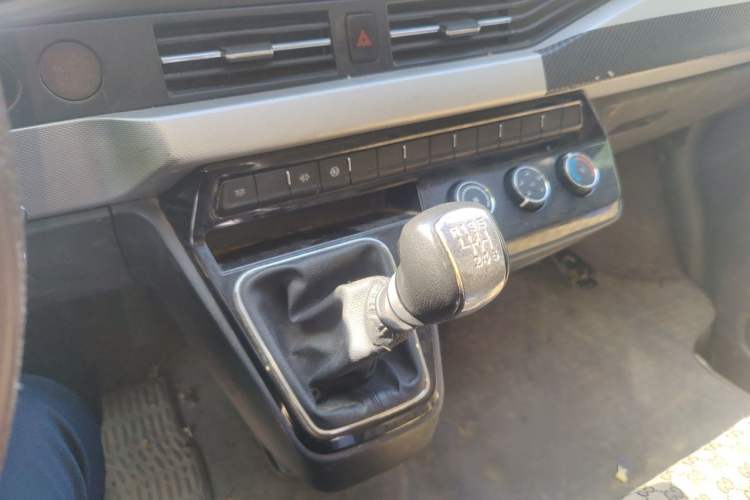 Used Dongfeng Yufeng 2023 V9+ 2.3T Manual Front-Drive Van Long Wheelbase Mid-Roof 3-Seater Gear Lever