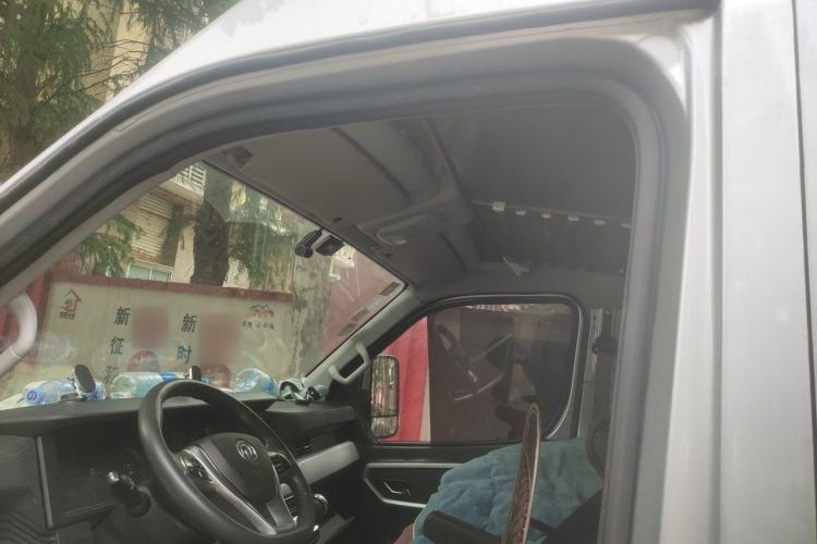 Used Dongfeng Yufeng 2023 V9+ 2.3T Manual Rear-Drive Cargo Van with Dual Rear Tires 3-Seater Headliner