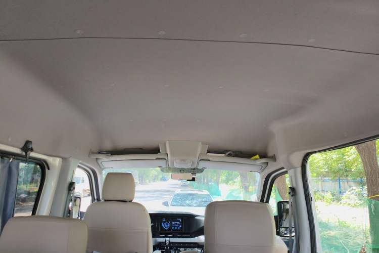 Used Dongfeng Yufeng 2023 V9+ 2.0T Manual Front-Wheel-Drive Multi-Function Mid-Roof Van with 7/8/9 Seats Headliner