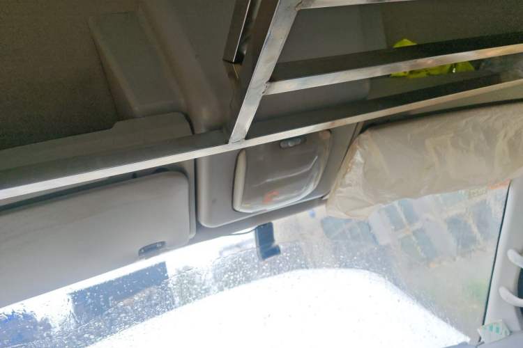 Used Dongfeng Yufeng 2023 V9+ 2.3T Manual Rear-Drive Cargo Van with Dual Rear Tires 3-Seater Headliner
