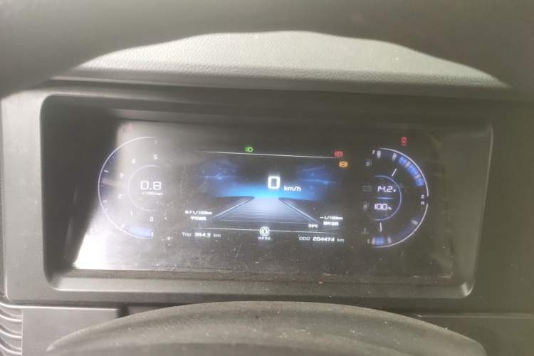 Used Dongfeng Yufeng 2023 V9+ 2.3T Manual Rear-Drive Cargo Van with Dual Rear Tires 3-Seater Instrument Cluster
