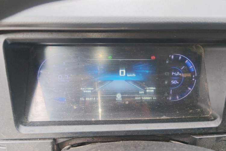 Used Dongfeng Yufeng 2023 V9+ 2.3T Manual Rear-Drive Cargo Van with Dual Rear Tires 3-Seater Instrument Cluster