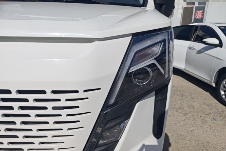 Used Dongfeng Yufeng 2023 V9+ 2.0T Manual Front-Drive Multi-Function Short-Chassis Mid-Height 5/6-Seater Left Front Headlight