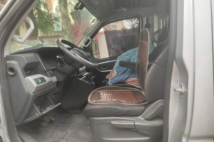 Used Dongfeng Yufeng 2023 V9+ 2.3T Manual Rear-Drive Cargo Van with Dual Rear Tires 3-Seater Left Front Seat