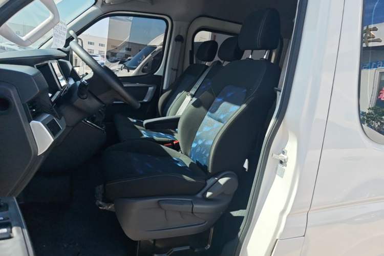 Used Dongfeng Yufeng 2023 V9+ 2.0T Manual Front-Drive Multi-Function Short-Chassis Mid-Height 5/6-Seater Left Front Seat
