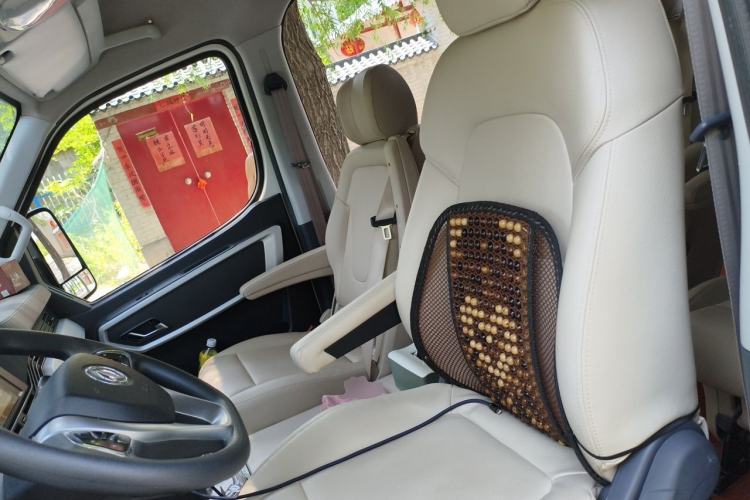 Used Dongfeng Yufeng 2023 V9+ 2.0T Manual Front-Wheel-Drive Multi-Function Mid-Roof Van with 7/8/9 Seats Left Front Seat