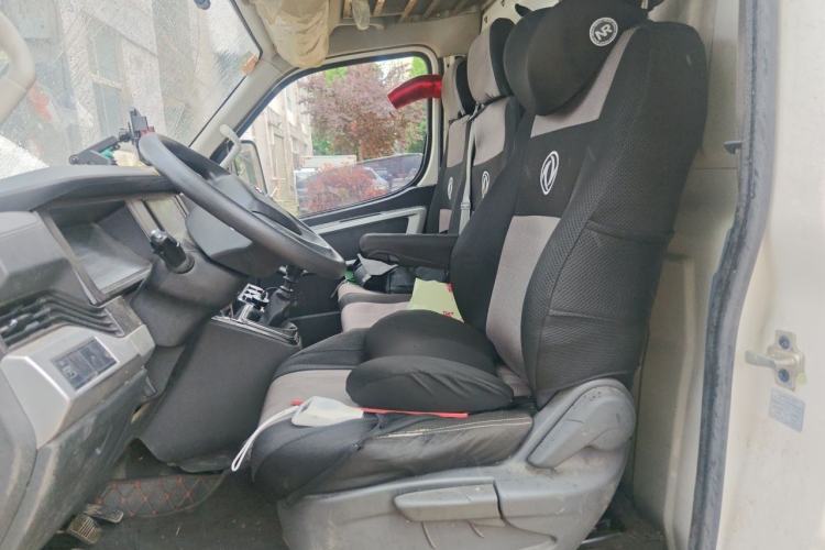 Used Dongfeng Yufeng 2023 V9+ 2.3T Manual Rear-Drive Cargo Van with Dual Rear Tires 3-Seater Left Front Seat