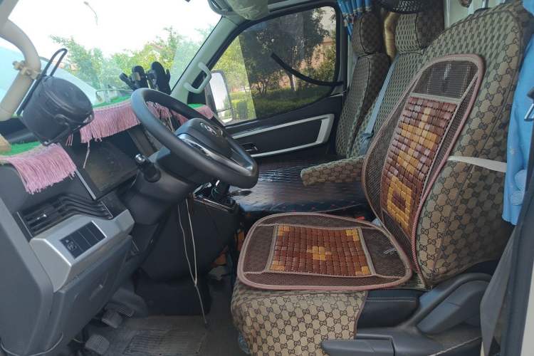 Used Dongfeng Yufeng 2023 V9+ 2.3T Manual Front-Drive Van Long Wheelbase High Roof 3-Seater Left Front Seat