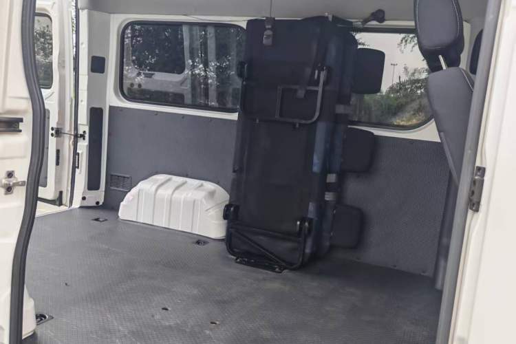 Used Dongfeng Yufeng 2023 V9+ 2.0T Manual Front-Drive Multi-Function Short-Chassis Mid-Height 5/6-Seater Left Rear Seat
