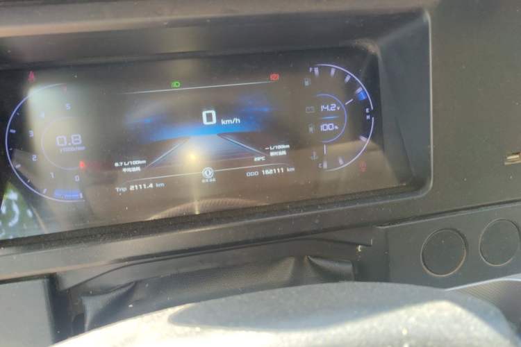 Used Dongfeng Yufeng 2023 V9+ 2.3T Manual Front-Drive Van Long Wheelbase Mid-Roof 3-Seater Odometer Close Up