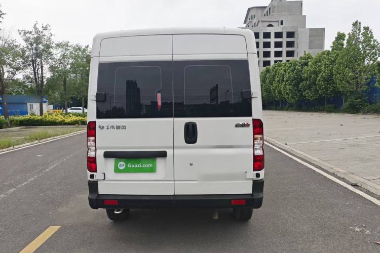 Used Dongfeng Yufeng 2023 V9+ 2.0T Manual Front-Drive Multi-Function Short-Chassis Mid-Height 5/6-Seater Rear