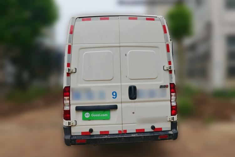 Used Dongfeng Yufeng 2023 V9+ 2.3T Manual Rear-Drive Cargo Van with Dual Rear Tires 3-Seater Rear