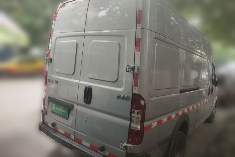 Used Dongfeng Yufeng 2023 V9+ 2.3T Manual Rear-Drive Cargo Van with Dual Rear Tires 3-Seater Rear Right 45 Deg