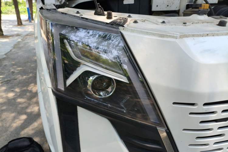 Used Dongfeng Yufeng 2023 V9+ 2.0T Manual Front-Wheel-Drive Multi-Function Mid-Roof Van with 7/8/9 Seats Right Front Headlight