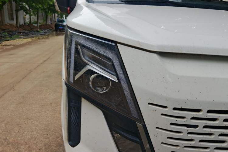 Used Dongfeng Yufeng 2023 V9+ 2.3T Manual Rear-Drive Cargo Van with Dual Rear Tires 3-Seater Right Front Headlight