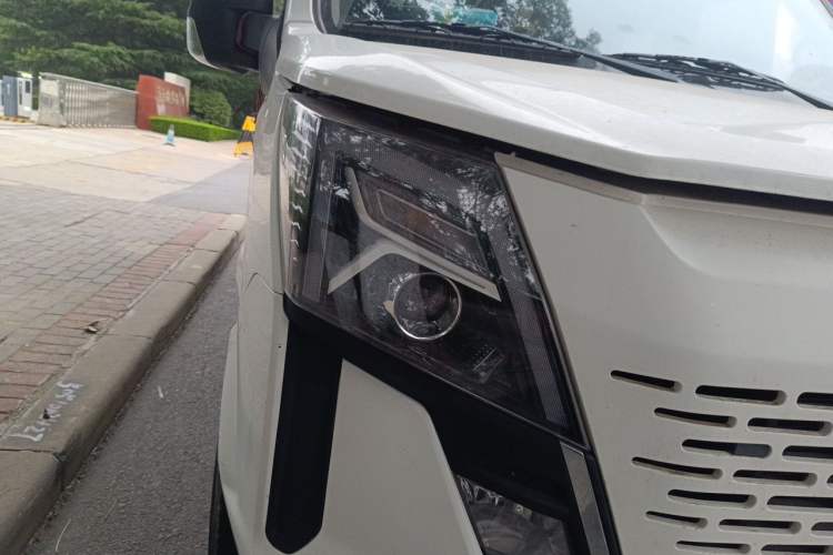 Used Dongfeng Yufeng 2023 V9+ 2.0T Manual Front-Wheel-Drive Multi-Function Mid-Roof Van with 7/8/9 Seats Right Front Headlight