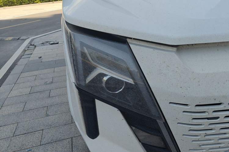 Used Dongfeng Yufeng 2023 V9+ 2.3T Manual Front-Drive Van Long Wheelbase High Roof 3-Seater Right Front Headlight