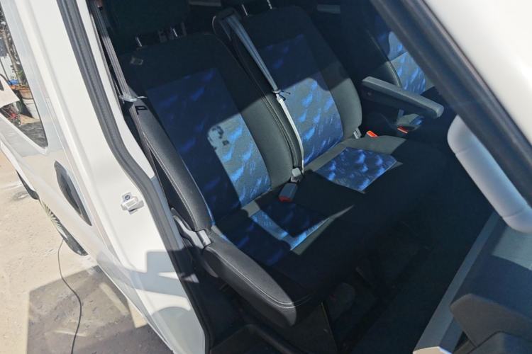 Used Dongfeng Yufeng 2023 V9+ 2.0T Manual Front-Drive Multi-Function Short-Chassis Mid-Height 5/6-Seater Right Front Seat