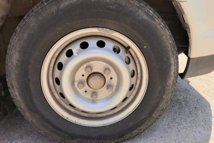 Used Dongfeng Yufeng  Right Front Wheel Hub