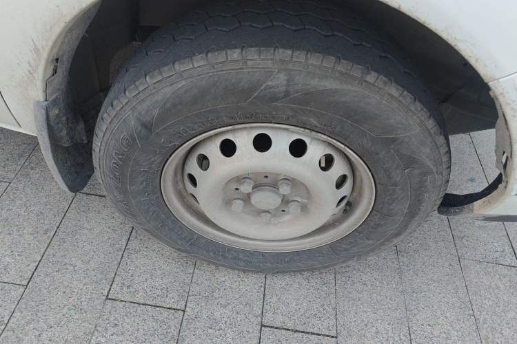 Used Dongfeng Yufeng 2023 V9+ 2.3T Manual Front-Drive Van Long Wheelbase High Roof 3-Seater Right Front Wheel Hub