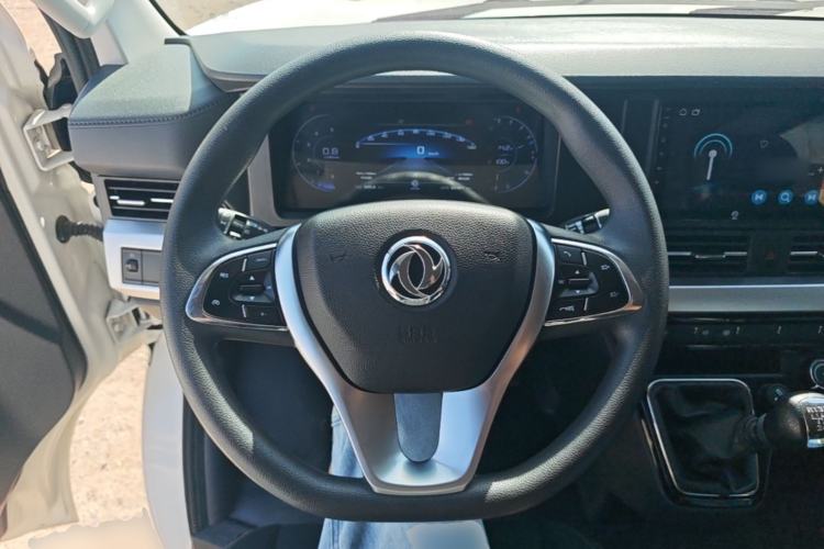 Used Dongfeng Yufeng 2023 V9+ 2.0T Manual Front-Drive Multi-Function Short-Chassis Mid-Height 5/6-Seater Steering Wheel