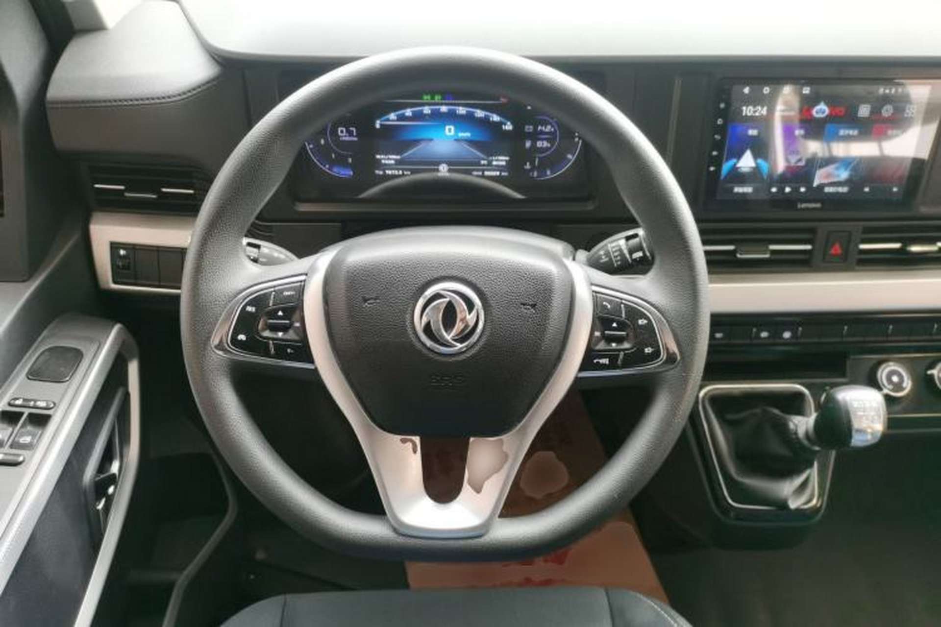 Used Dongfeng Yufeng 2023 V9+ 2.0T Manual Front-Drive Multi-Function Short-Chassis Mid-Height 5/6-Seater Steering Wheel
