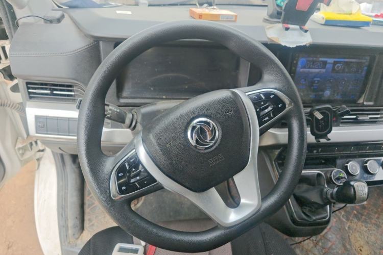 Used Dongfeng Yufeng 2023 V9+ 2.3T Manual Rear-Drive Cargo Van with Dual Rear Tires 3-Seater Steering Wheel