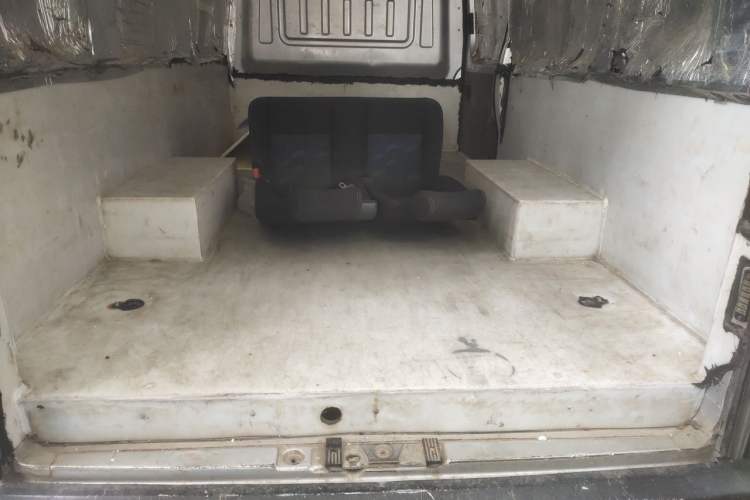 Used Dongfeng Yufeng 2023 V9+ 2.3T Manual Rear-Drive Cargo Van with Dual Rear Tires 3-Seater Trunk