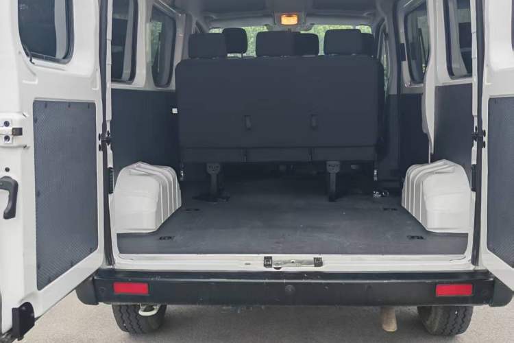 Used Dongfeng Yufeng 2023 V9+ 2.0T Manual Front-Drive Multi-Function Short-Chassis Mid-Height 5/6-Seater Trunk