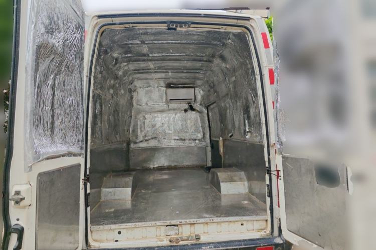 Used Dongfeng Yufeng 2023 V9+ 2.3T Manual Rear-Drive Cargo Van with Dual Rear Tires 3-Seater Trunk