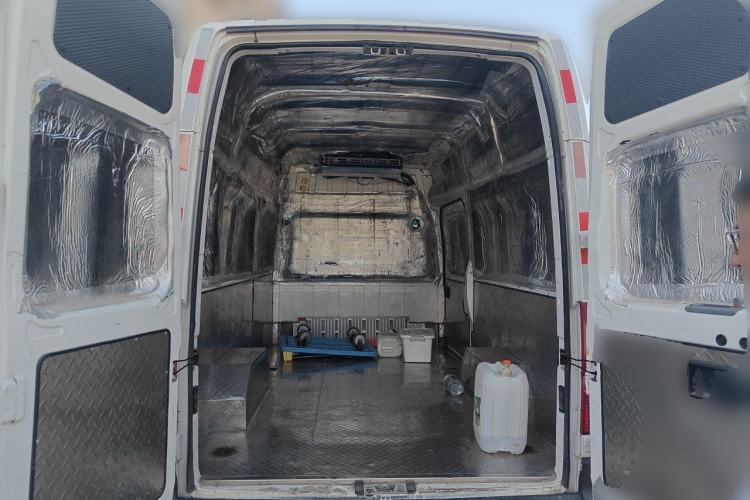 Used Dongfeng Yufeng 2023 V9+ 2.3T Manual Front-Drive Van Long Wheelbase High Roof 3-Seater Trunk