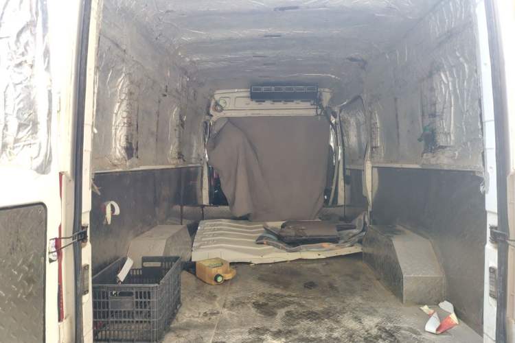 Used Dongfeng Yufeng 2023 V9+ 2.3T Manual Front-Drive Van Long Wheelbase Mid-Roof 3-Seater Trunk