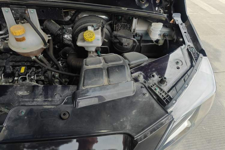 Used Dongfeng Yufeng  Engine Bay Left