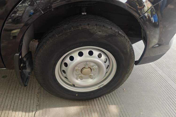 Used Dongfeng Yufeng  Right Front Wheel Hub