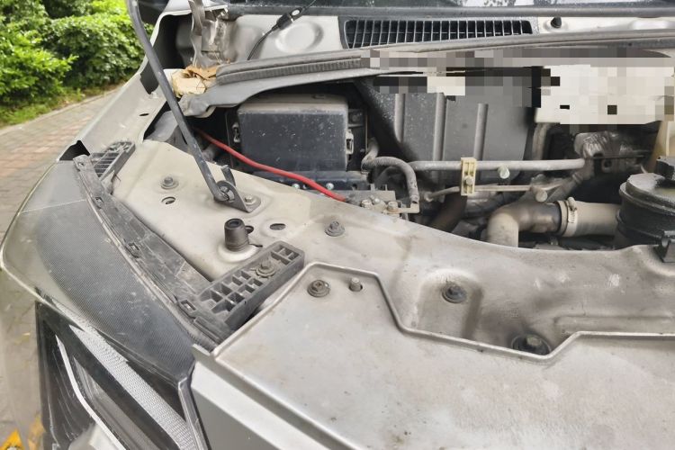 Used Dongfeng Yufeng  Engine Bay Right