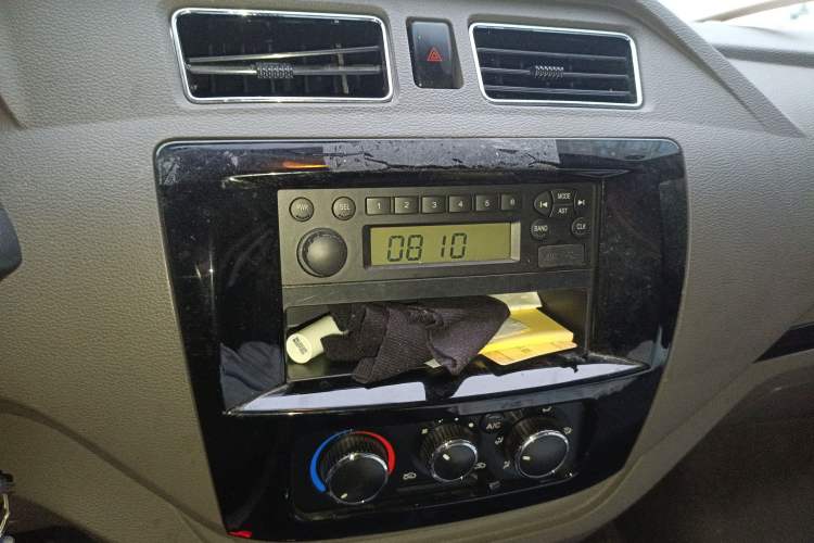 Used Dongfeng Yufeng EM26 2023 Standard Edition 41.472 kWh Henan Lithium Power Audio And AC Panel