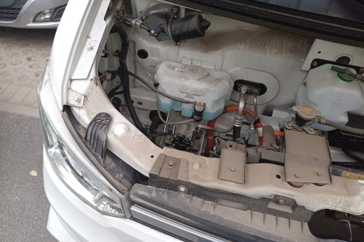 Used Dongfeng Yufeng EM26 2023 Standard Edition 41.472 kWh Henan Lithium Power Engine Bay Right