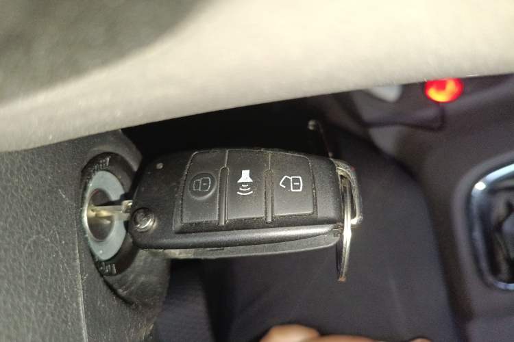 Used Dongfeng Yufeng EM26 2023 Standard Edition 41.472 kWh Henan Lithium Power Vehicle Key