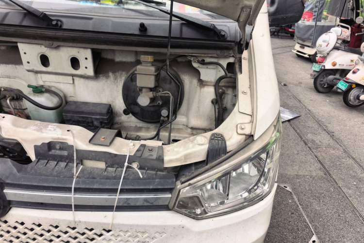 Used Dongfeng Yufeng EM26  Engine Bay Left